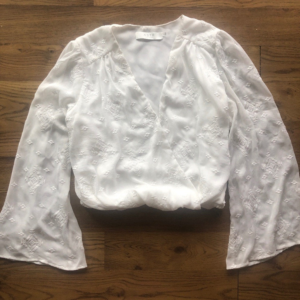 ASTR the label white flowy long sleeve top blouse bell sleeves medium